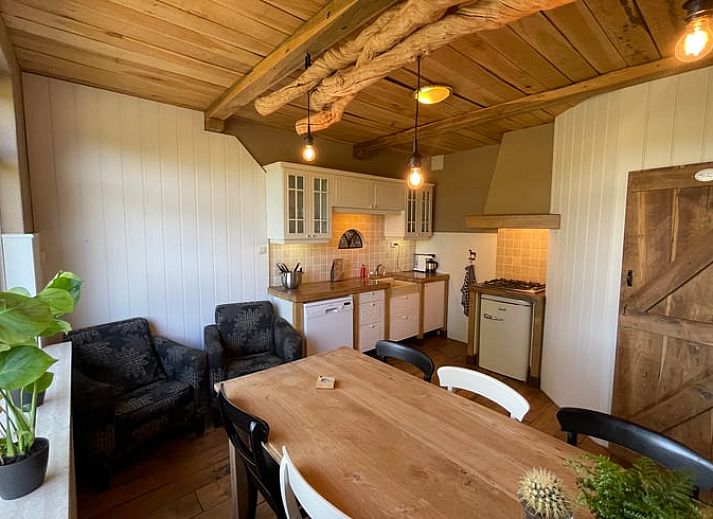 Gemuetliche Kueche und Essbereich im Ferienhaus in Markelo, Twente, Overijssel mit rustikalen Holzakzenten und modernen Annehmlichkeiten.