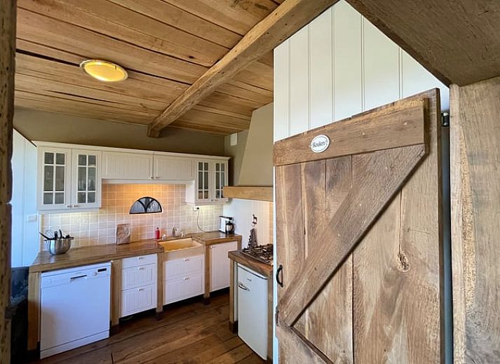 Gemuetliche Kueche und Essbereich im Ferienhaus in Markelo, Twente, Overijssel mit rustikalen Holzakzenten und modernen Annehmlichkeiten.