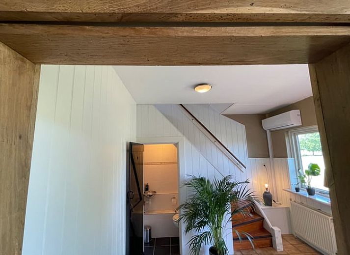 Gemuetliche Kueche und Essbereich im Ferienhaus in Markelo, Twente, Overijssel mit rustikalen Holzakzenten und modernen Annehmlichkeiten.