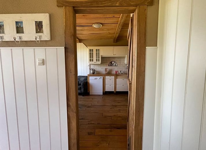 Gemuetliche Kueche im Ferienhaus in Markelo, Twente. Holzelemente und moderne Ausstattung in einem stimmungsvollen Ferienhaus in Overijssel.