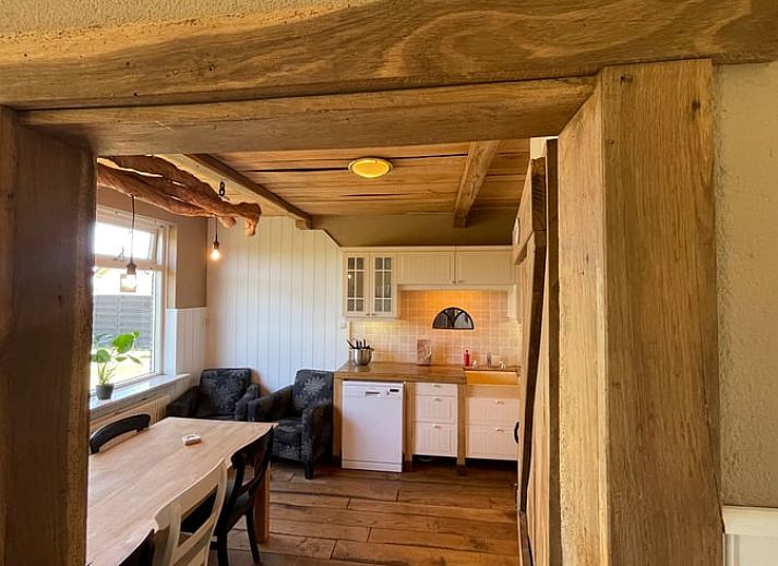 Gemuetliche Kueche im Ferienhaus in Markelo, Twente. Holzelemente und moderne Ausstattung in einem stimmungsvollen Ferienhaus in Overijssel.