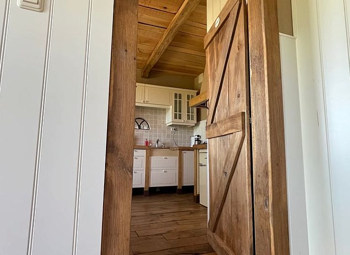 Gemuetliche Kueche im Ferienhaus in Markelo, Twente. Holzelemente und moderne Ausstattung in einem stimmungsvollen Ferienhaus in Overijssel.