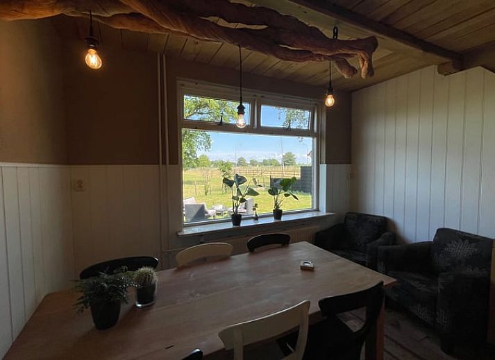 Gemuetliche Kueche im Ferienhaus in Markelo, Twente. Holzelemente und moderne Ausstattung in einem stimmungsvollen Ferienhaus in Overijssel.