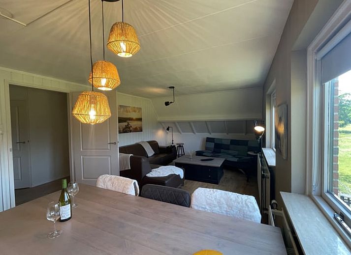 Innenbereich des Ferienhauses in Markelo, Twente, Overijssel mit moderner Einrichtung und Treppe zum Obergeschoss.