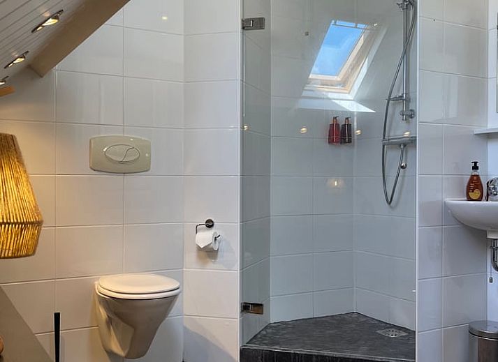 Innenbereich des Ferienhauses in Markelo, Twente, Overijssel mit moderner Einrichtung und Treppe zum Obergeschoss.