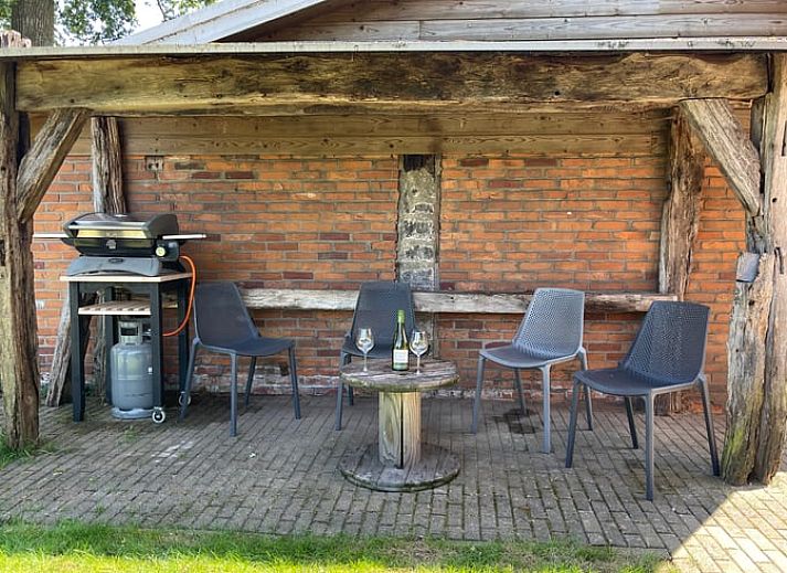 Innenbereich des Ferienhauses in Markelo, Twente, Overijssel mit moderner Einrichtung und Treppe zum Obergeschoss.