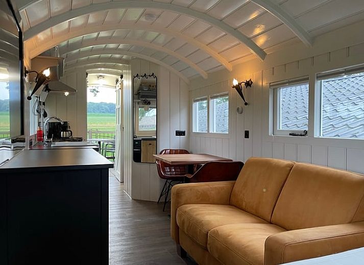 Zicht op de groene omgeving vanaf het terras van Vakantiehuisje in Markelo, Twente, Overijssel met comfortabele zitplaatsen.