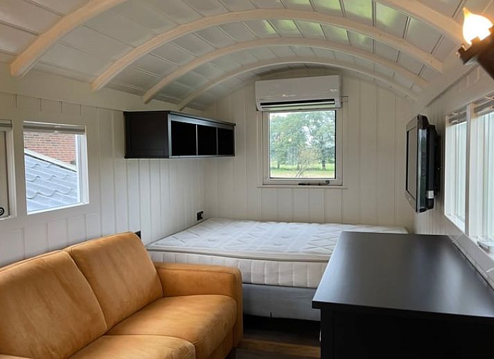 Zicht op de groene omgeving vanaf het terras van Vakantiehuisje in Markelo, Twente, Overijssel met comfortabele zitplaatsen.