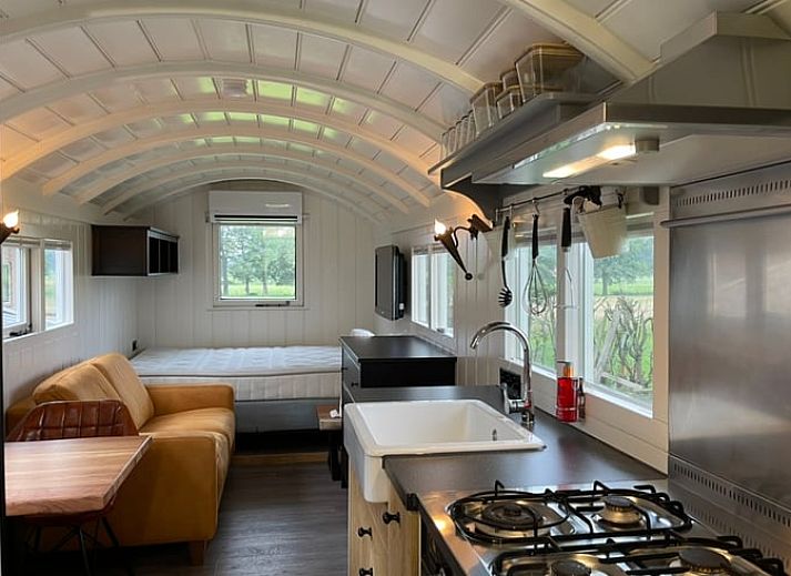 Zicht op de groene omgeving vanaf het terras van Vakantiehuisje in Markelo, Twente, Overijssel met comfortabele zitplaatsen.