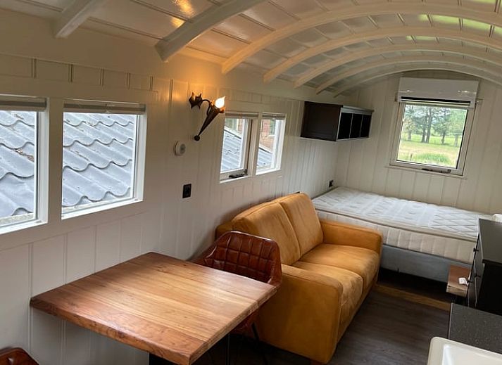 Stijlvolle binnenruimte van Vakantiehuisje in Markelo, Twente, Overijssel met moderne keuken en gezellige zithoek.