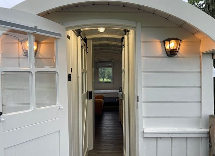 Stijlvolle binnenruimte van Vakantiehuisje in Markelo, Twente, Overijssel met moderne keuken en gezellige zithoek.