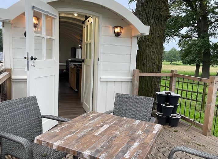 Stijlvolle binnenruimte van Vakantiehuisje in Markelo, Twente, Overijssel met moderne keuken en gezellige zithoek.