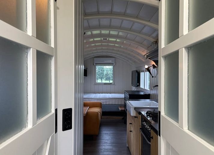 Stijlvolle binnenruimte van Vakantiehuisje in Markelo, Twente, Overijssel met moderne keuken en gezellige zithoek.