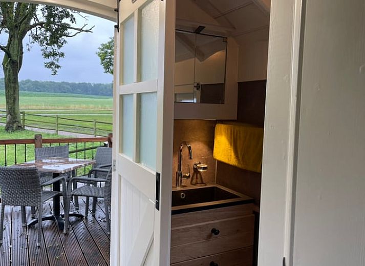 Stijlvolle binnenruimte van Vakantiehuisje in Markelo, Twente, Overijssel met moderne keuken en gezellige zithoek.