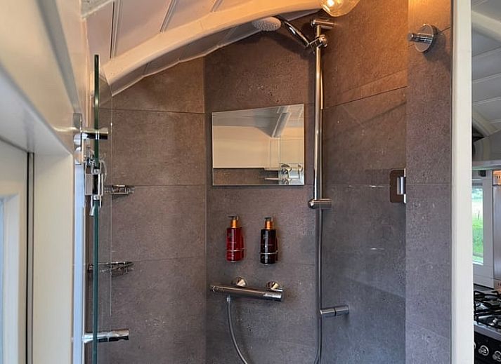 Praktische keuken in Vakantiehuisje in Markelo, Twente, Overijssel met vaatwasser en ruime gootsteen.