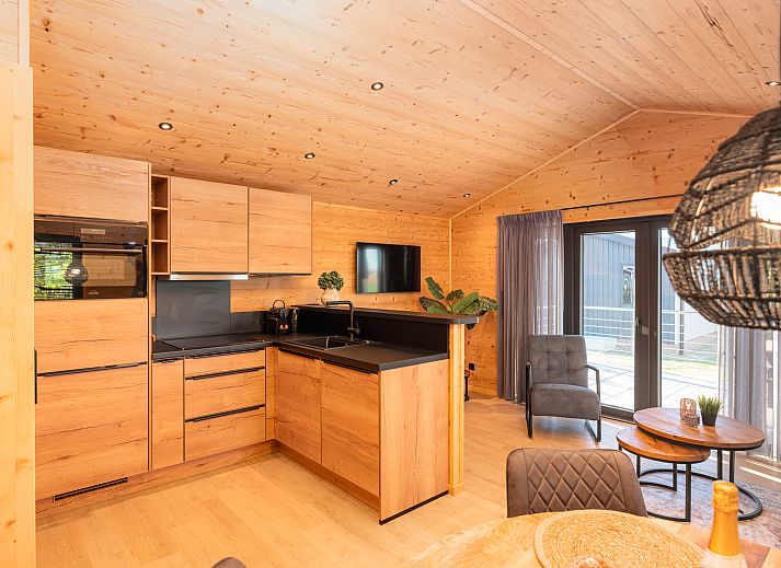 Terrassenhaus fr 2 Personen mit Sauna in Markelo, Twente, bietet eine schne Aussicht auf die grne Umgebung vom Ferienhaus aus.