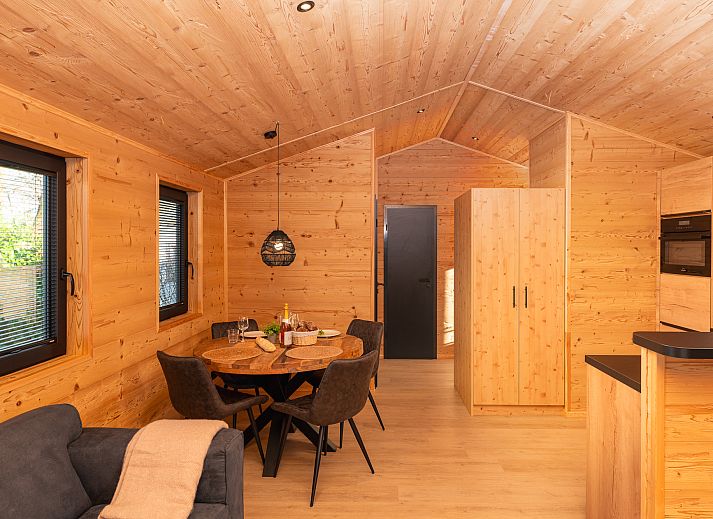 Terrassenhaus fr 2 Personen mit Sauna in Markelo, Twente, bietet eine schne Aussicht auf die grne Umgebung vom Ferienhaus aus.