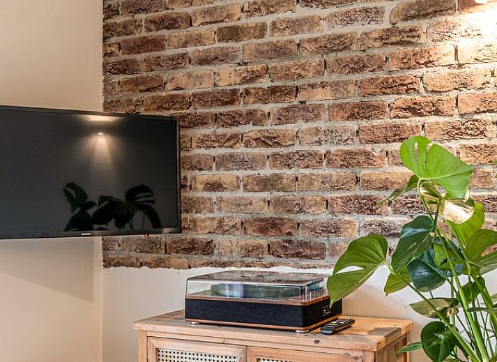 Moderne open keuken en zithoek in Vakantiehuis in Usselo, Twente, ideaal voor een ontspannen verblijf.