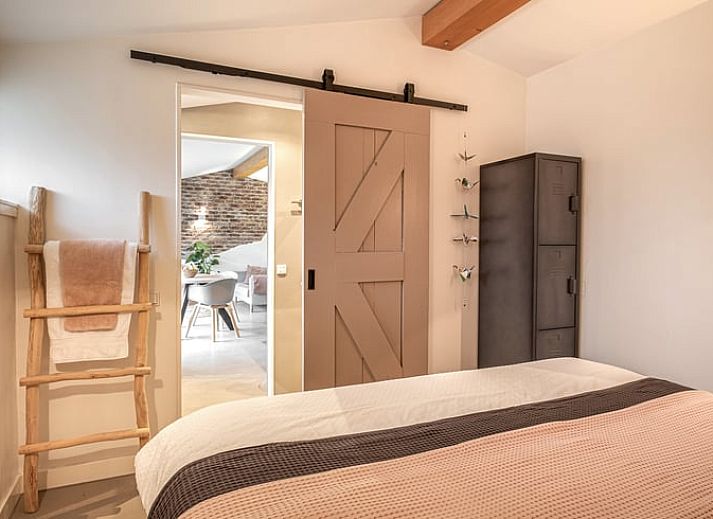 Moderne open keuken en zithoek in Vakantiehuis in Usselo, Twente, ideaal voor een ontspannen verblijf.