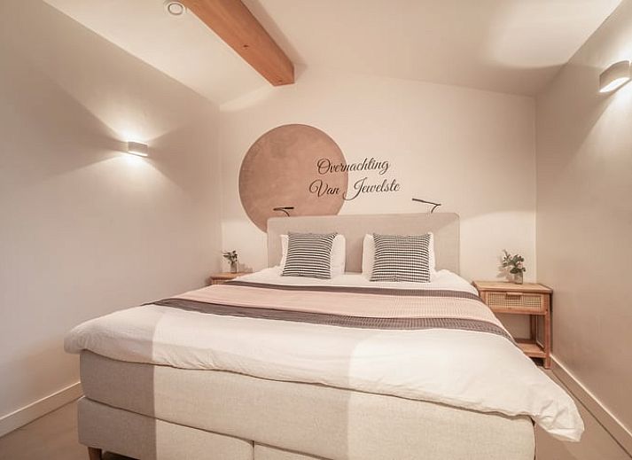 Moderne open keuken en zithoek in Vakantiehuis in Usselo, Twente, ideaal voor een ontspannen verblijf.