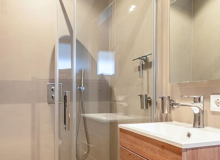 Moderne open keuken en zithoek in Vakantiehuis in Usselo, Twente, ideaal voor een ontspannen verblijf.