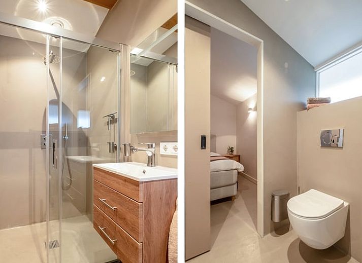 Moderne open keuken en zithoek in Vakantiehuis in Usselo, Twente, ideaal voor een ontspannen verblijf.