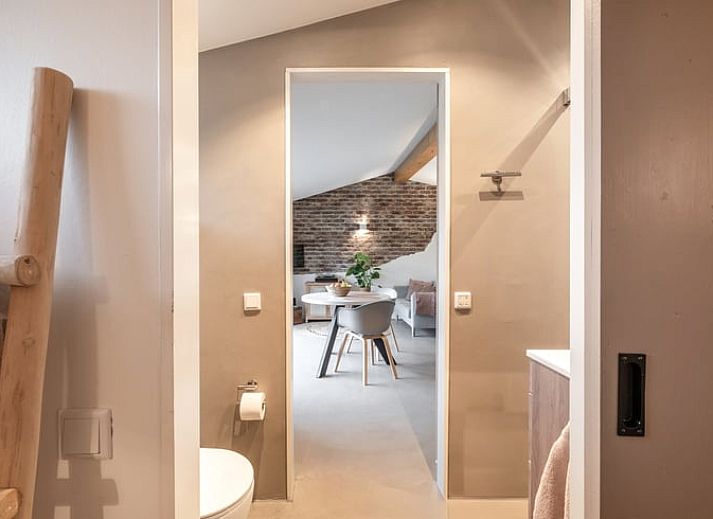 Eetruimte in Vakantiehuis in Usselo, Twente, met toegang tot de slaapkamer en uitzicht op het terras.