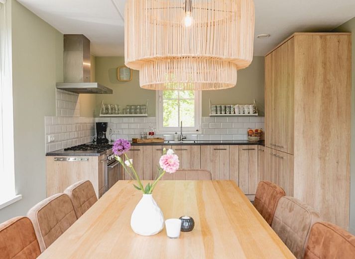 Vakantiehuis Zeldam in Enter, Twente met charmante rode dakpannen en groene omgeving.