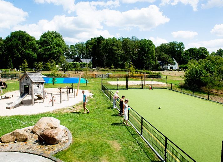 Vakantiehuis Zeldam in Enter, Twente met charmante rode dakpannen en groene omgeving.