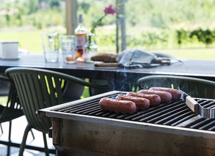Moderne keuken in Zeldam vakantiehuis, Enter, Twente met houten elementen en ruime eettafel.