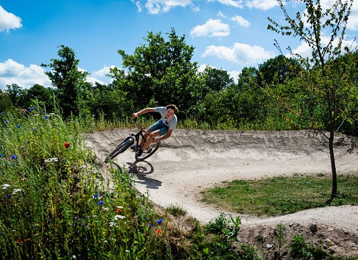 Moderne keuken in Zeldam vakantiehuis, Enter, Twente met houten elementen en ruime eettafel.
