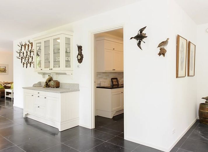 Unieke binnenruimte met moswand in Huisje in Enter, vakantiehuis in Twente, biedt rustieke charme in Overijssel.