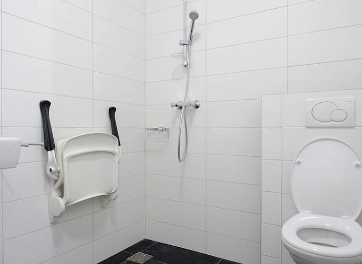 Unieke binnenruimte met moswand in Huisje in Enter, vakantiehuis in Twente, biedt rustieke charme in Overijssel.