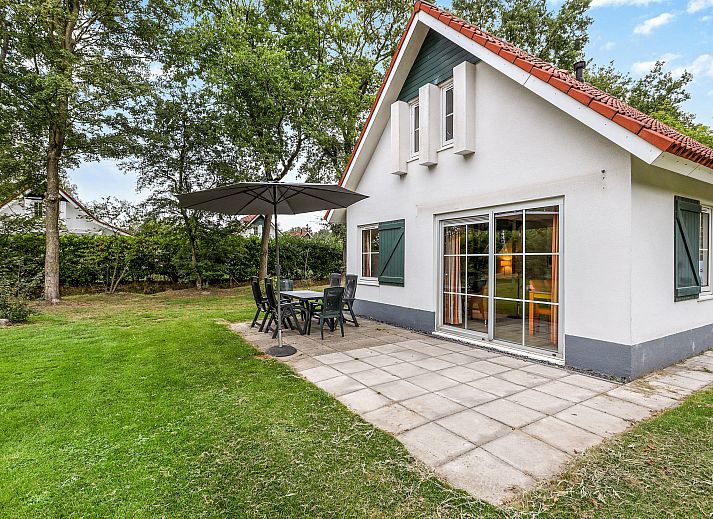 Aussenterrasse des Landgoed De Elsgraven 6-Personen-Bungalows in Enter, Twente, Overijssel