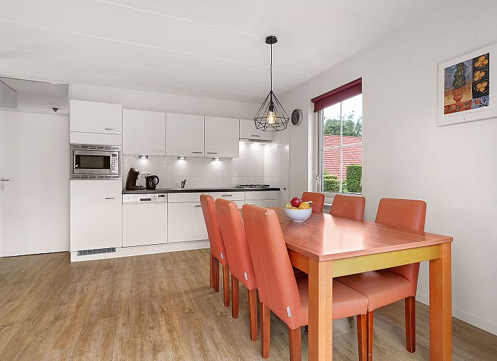 Gemuetliches Wohnzimmer mit Kamin im Bungalow Landgoed De Elsgraven, Enter, Twente