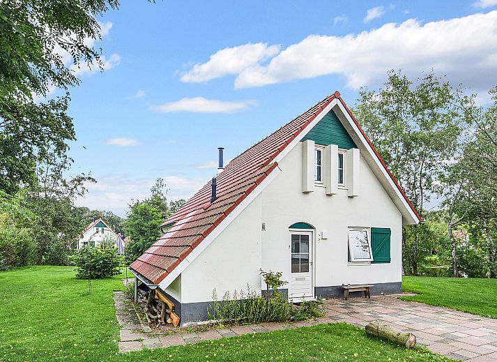 Landgoed De Elsgraven, 4-persoons bungalow in Enter, Twente, omgeven door groene natuur en rustgevende omgeving.