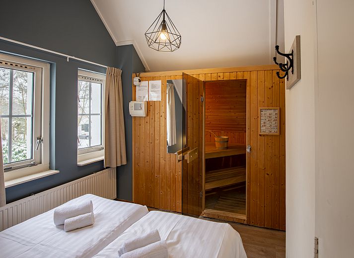 Gezellige woonkamer in Landgoed De Elsgraven's 4-persoons bungalow 4L1, Enter, Twente. Comfortabel interieur en moderne keuken.