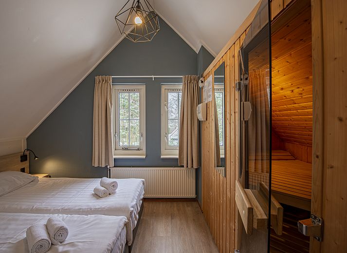 Gezellige woonkamer in Landgoed De Elsgraven's 4-persoons bungalow 4L1, Enter, Twente. Comfortabel interieur en moderne keuken.