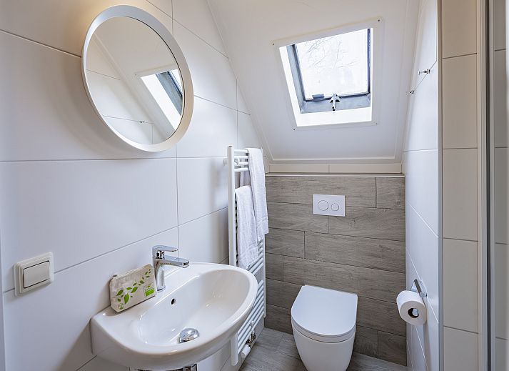 Gezellige woonkamer in Landgoed De Elsgraven, 4-persoons bungalow 4L1 in Enter, Twente. Comfortabele zithoek met moderne open haard.