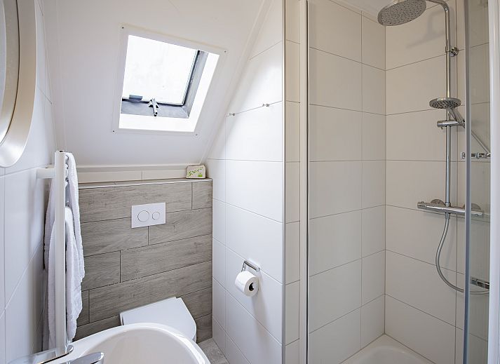 Gezellige woonkamer in Landgoed De Elsgraven, 4-persoons bungalow 4L1 in Enter, Twente. Comfortabele zithoek met moderne open haard.