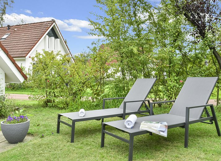 Gezellige woonkamer in Landgoed De Elsgraven, 4-persoons bungalow 4L1 in Enter, Twente. Comfortabele zithoek met moderne open haard.