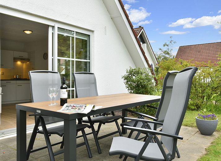 Moderne keuken in Landgoed De Elsgraven 4-persoons bungalow 4L1 in Enter, Twente. Volledig uitgerust met houten kasten en inbouwapparatuur.