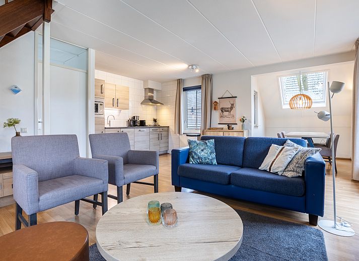 Moderne keuken in Landgoed De Elsgraven 4-persoons bungalow 4L1 in Enter, Twente. Volledig uitgerust met houten kasten en inbouwapparatuur.