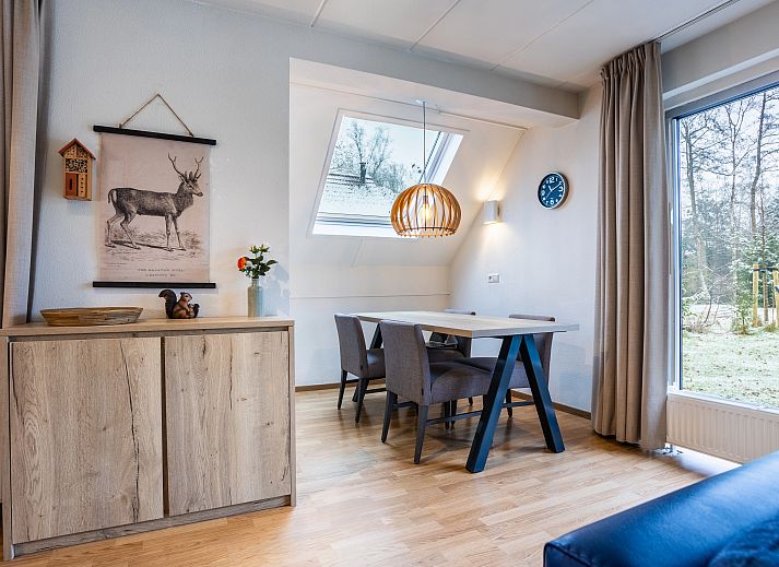 Sfeervolle slaapkamer in Landgoed De Elsgraven 4-persoons bungalow 4L1, Enter, Twente, Overijssel met knus interieur en comfortabele bedden.