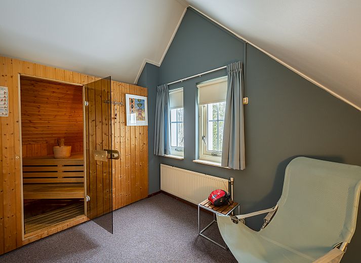 Gemuetliches Wohnzimmer im 4-Personen-Bungalow Landgoed De Elsgraven in Enter, Twente.