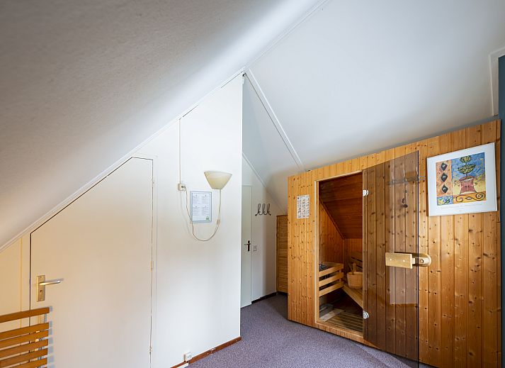 Gemuetliches Wohnzimmer im 4-Personen-Bungalow Landgoed De Elsgraven in Enter, Twente.