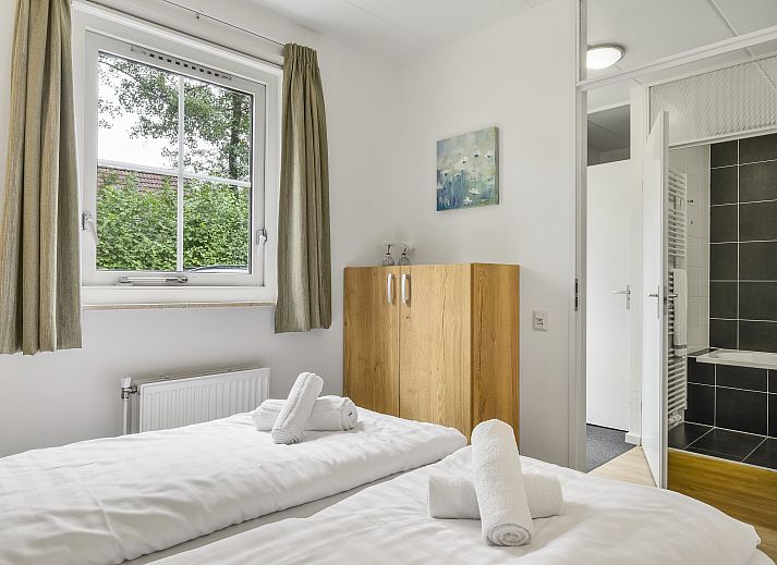 Gemuetliches Wohnzimmer im 4-Personen-Bungalow Landgoed De Elsgraven in Enter, Twente.