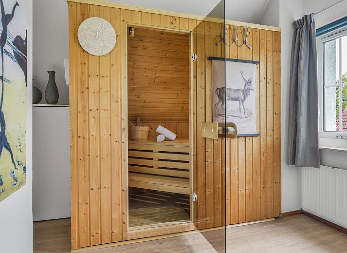 Esszimmer und Kueche im 4-Bett-Bungalow auf Landgoed De Elsgraven in Enter, Twente.