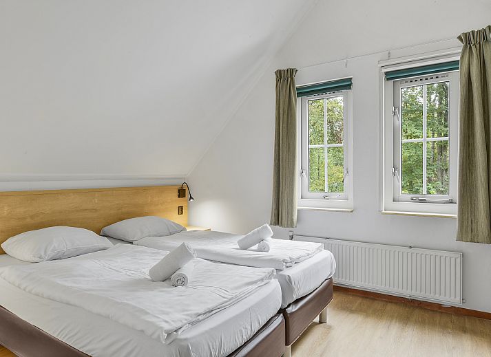 Esszimmer und Kueche im 4-Bett-Bungalow auf Landgoed De Elsgraven in Enter, Twente.