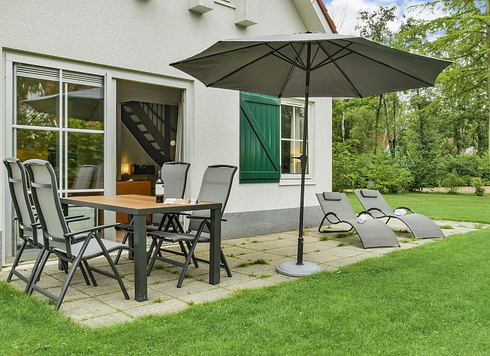 Esszimmer und Kueche im 4-Bett-Bungalow auf Landgoed De Elsgraven in Enter, Twente.